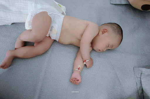 玉田两个月宝宝肚子胀气